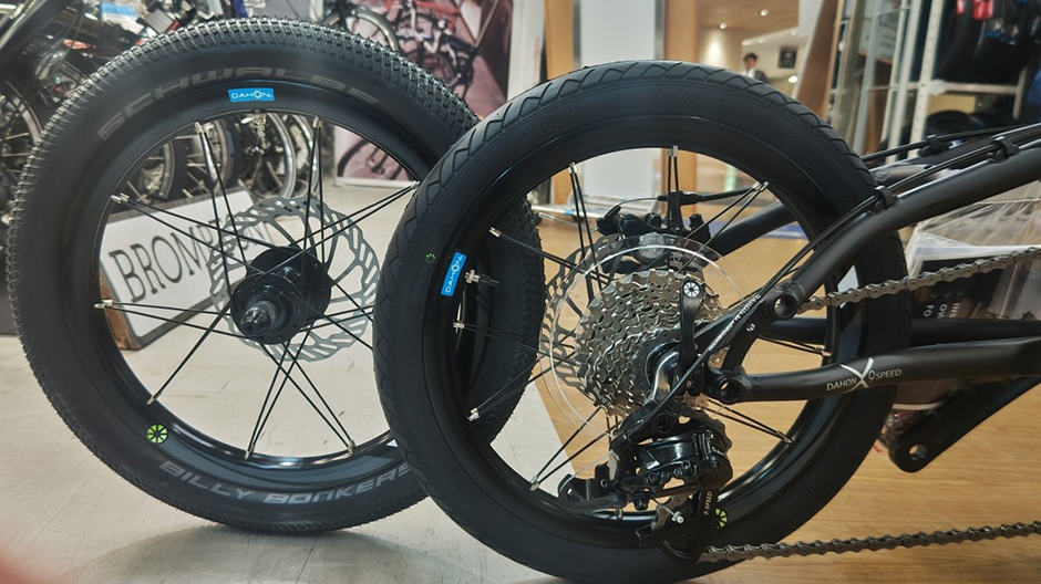 【SCHWALBE】16インチのビリーボンカーズが入荷！！K9Xのカスタムが捗るぞー！（Y's Road 新宿クロスバイク館）